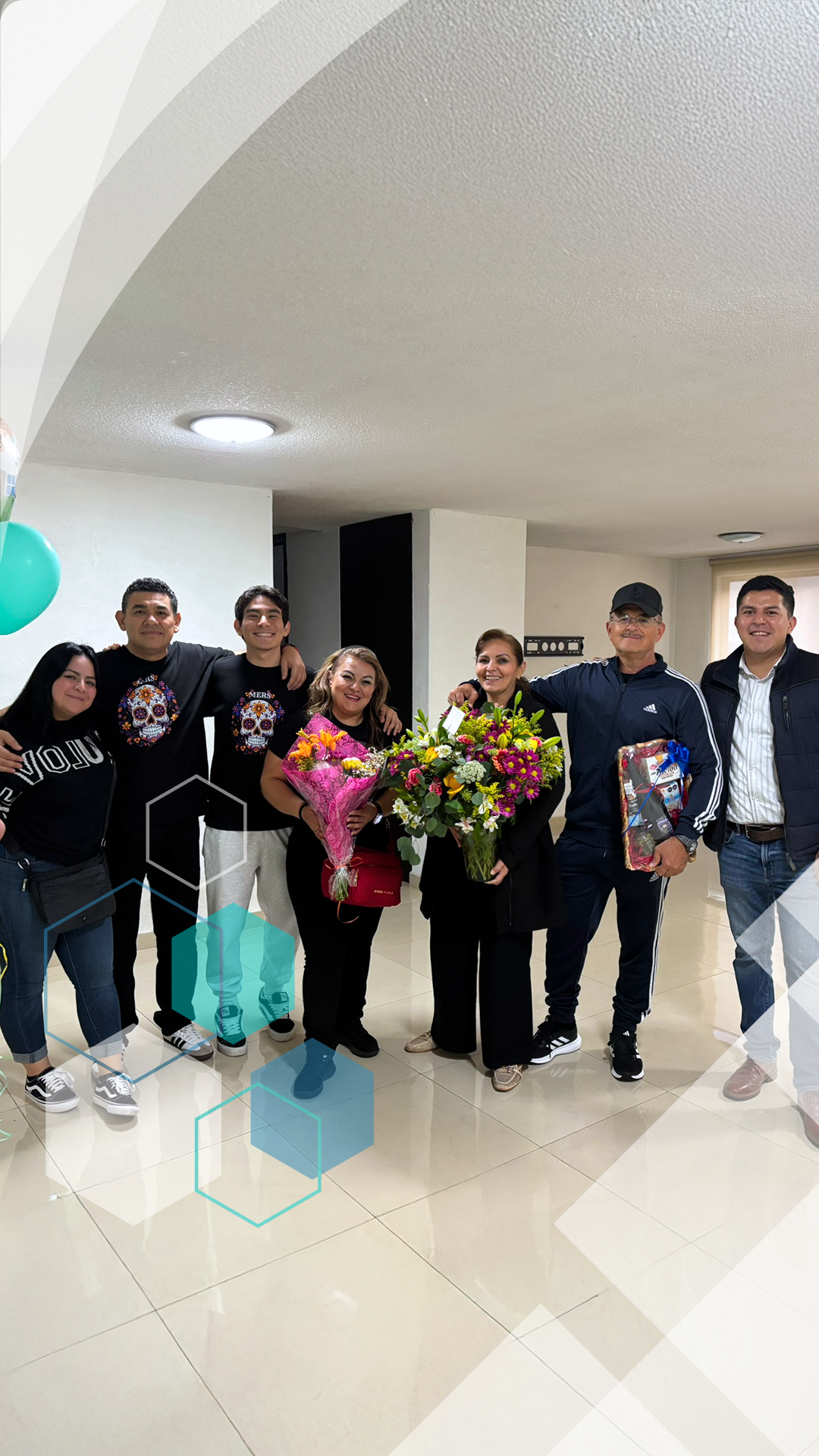Familia iniciando una nueva etapa en su casa recién adquirida con Altaltium Real Estate Solutions