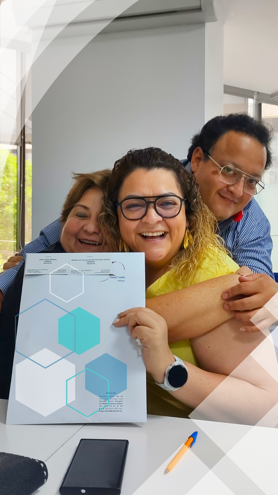 Cliente celebrando la entrega de su propiedad renovada por Altaltium Real Estate Solutions