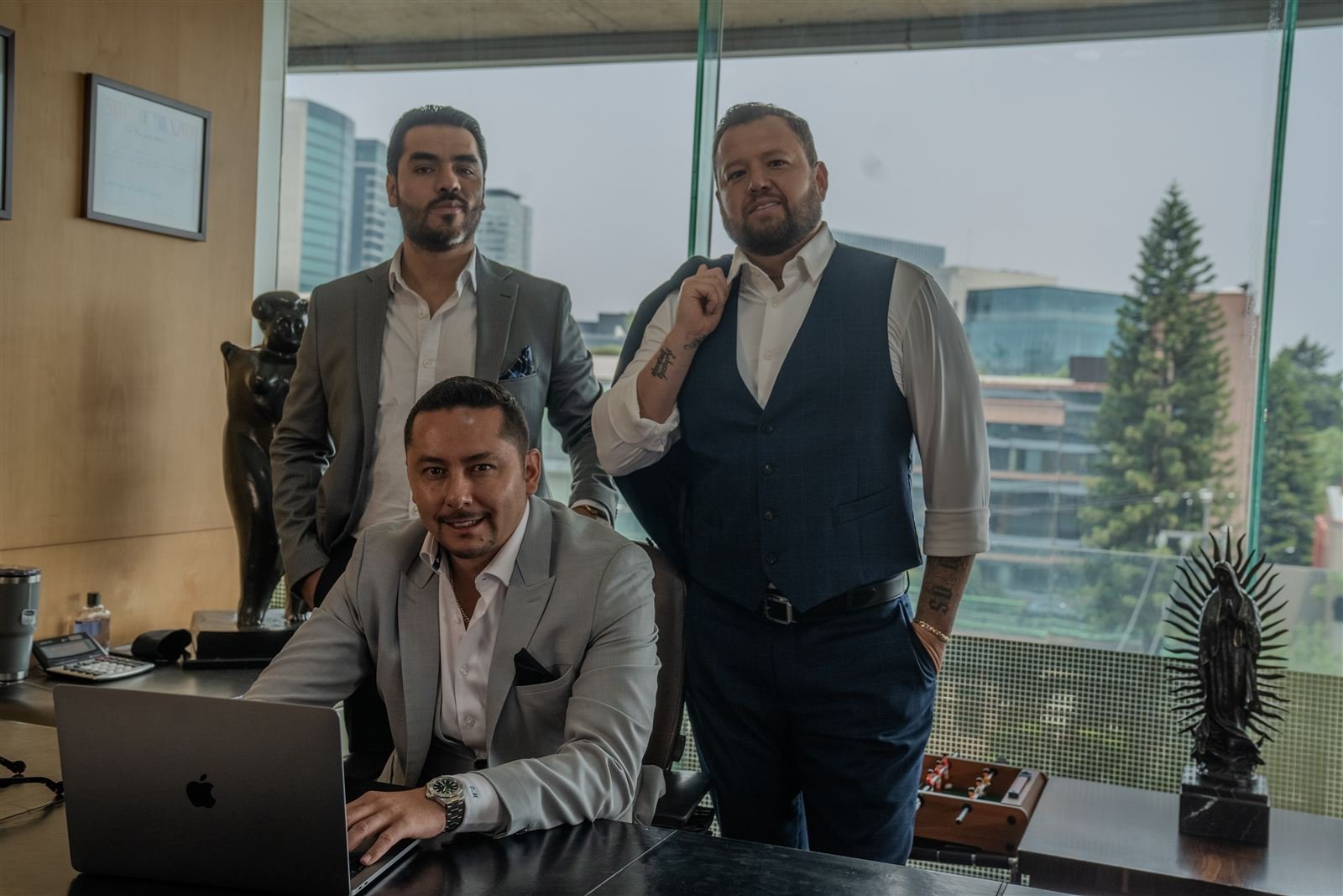 Equipo directivo de Altaltium Real Estate Solutions en oficina